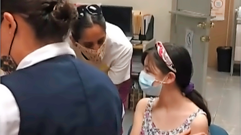Niña de 13 años es vacunada contra Covid-19 en Mexicali