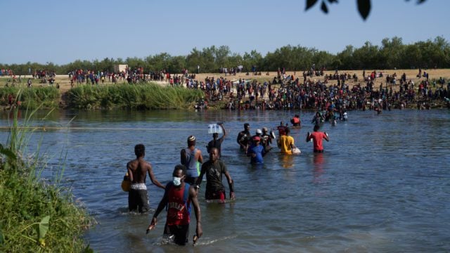 Canciller de México celebra que ley SB4 permanecerá suspendida en Texas hasta nuevo aviso