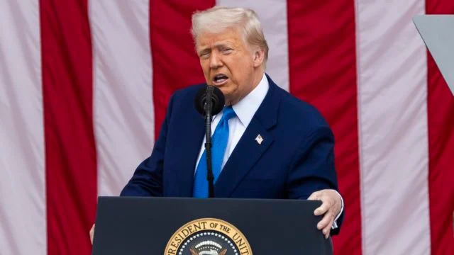 “Putin está jugando con fuego”, advierte Trump