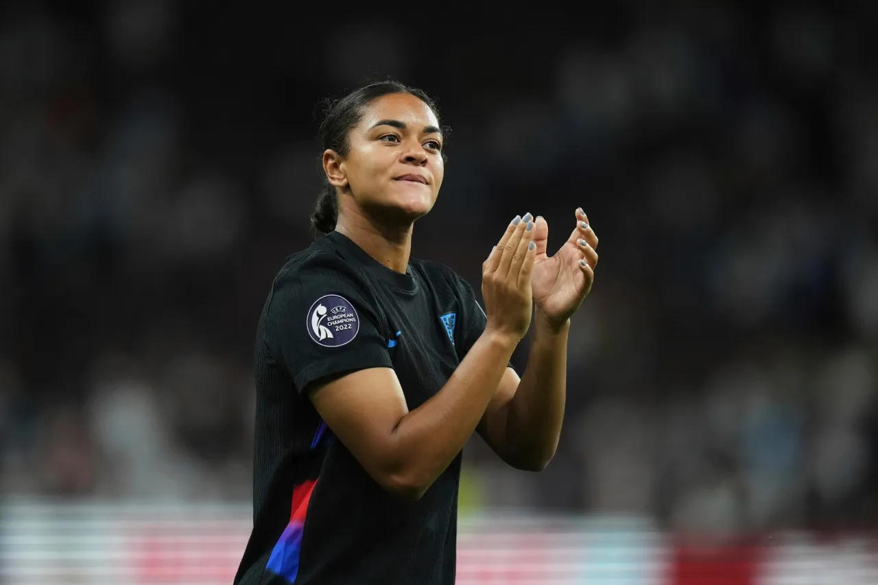 Detienen a un segundo hombre por mensajes abusivos en línea hacia futbolista